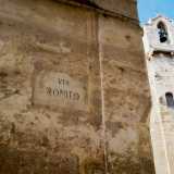 ...proseguendo prima lungo via Scola Nova poi per vico dell�Orologio, sino ad approdare in via Romito. Qui, su una prospiciente piazzetta si affaccia la romanica San Giacomo